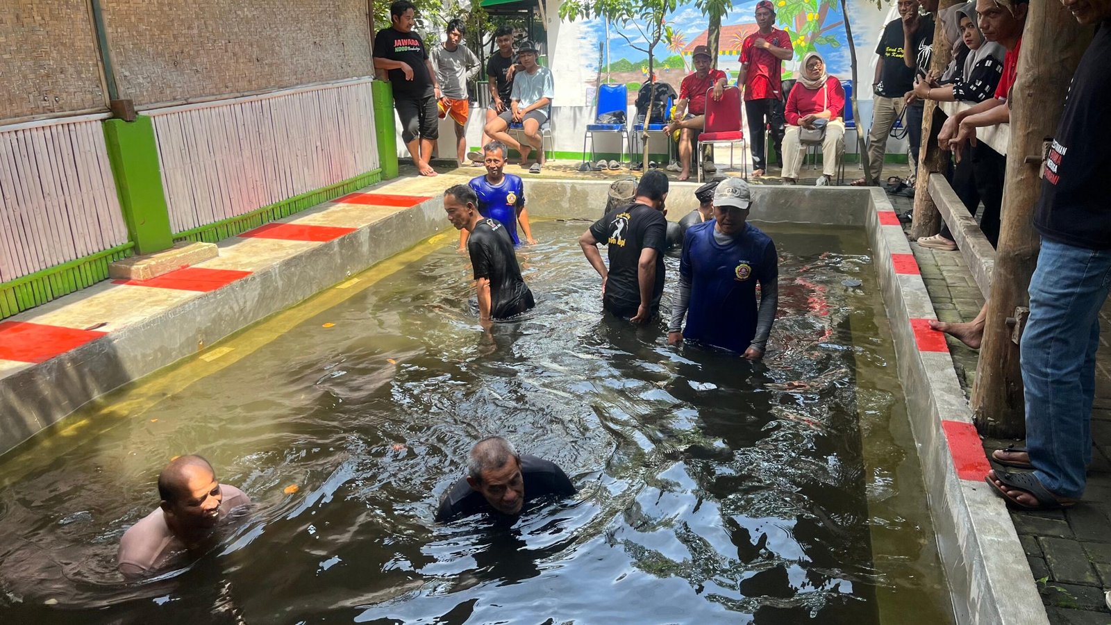 Tradisi Depok: Tradisi Ngubek Empang di Kota Depok dimainkan sebagai tanda usulan menjadi olahraga nasional, Sabtu (13/12). Istimewa