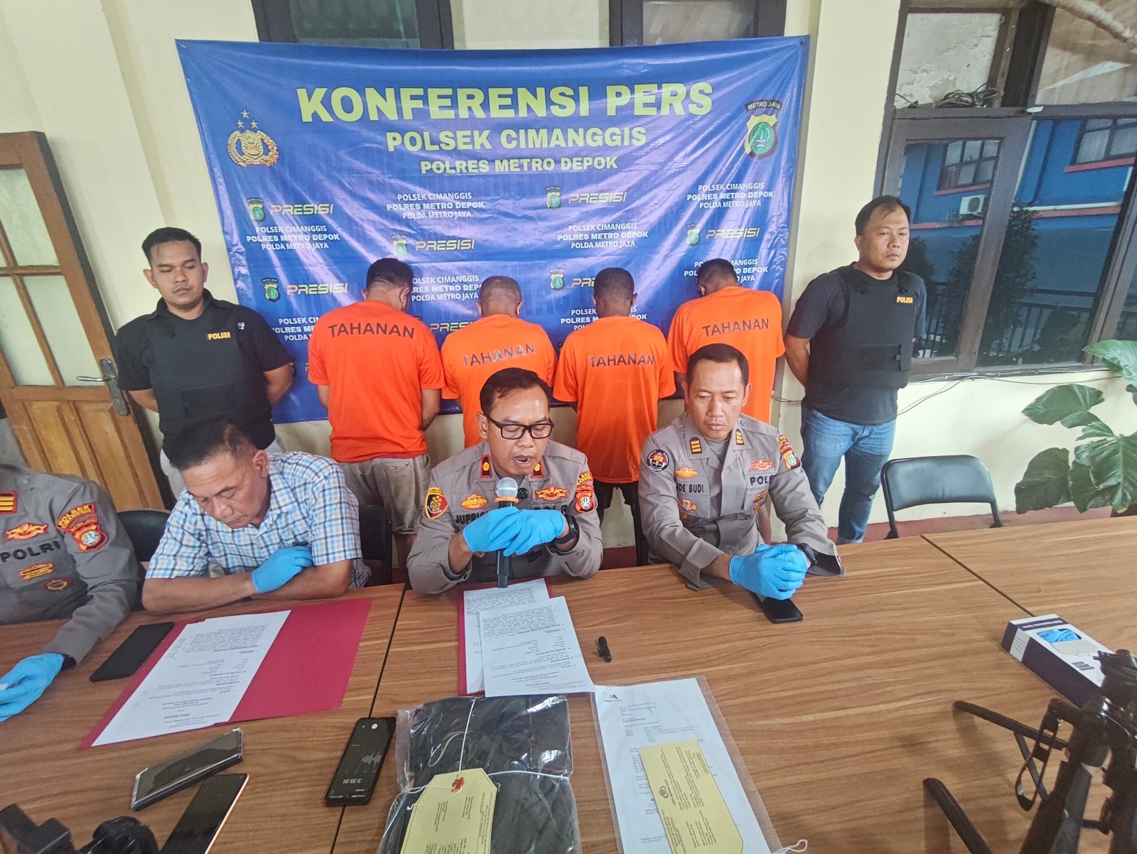 Empat tersangka debt colector gadungan diamankan Polsek Cimanggis.