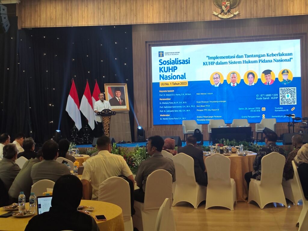 Wakil Menteri Hukum (Wamenkum) Edward Omar Sharif Hiariej membuka sosialisasi KUHP Baru. (Aroundjakarta)