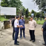 Wali Kota Depok Supian Suri saat meninjau lokasi rencana pembangunan halte di kawasan Pintu Tol Desari atau Sawangan, yang kini menjadi titik favorit naik-turun penumpang. (istimewa)