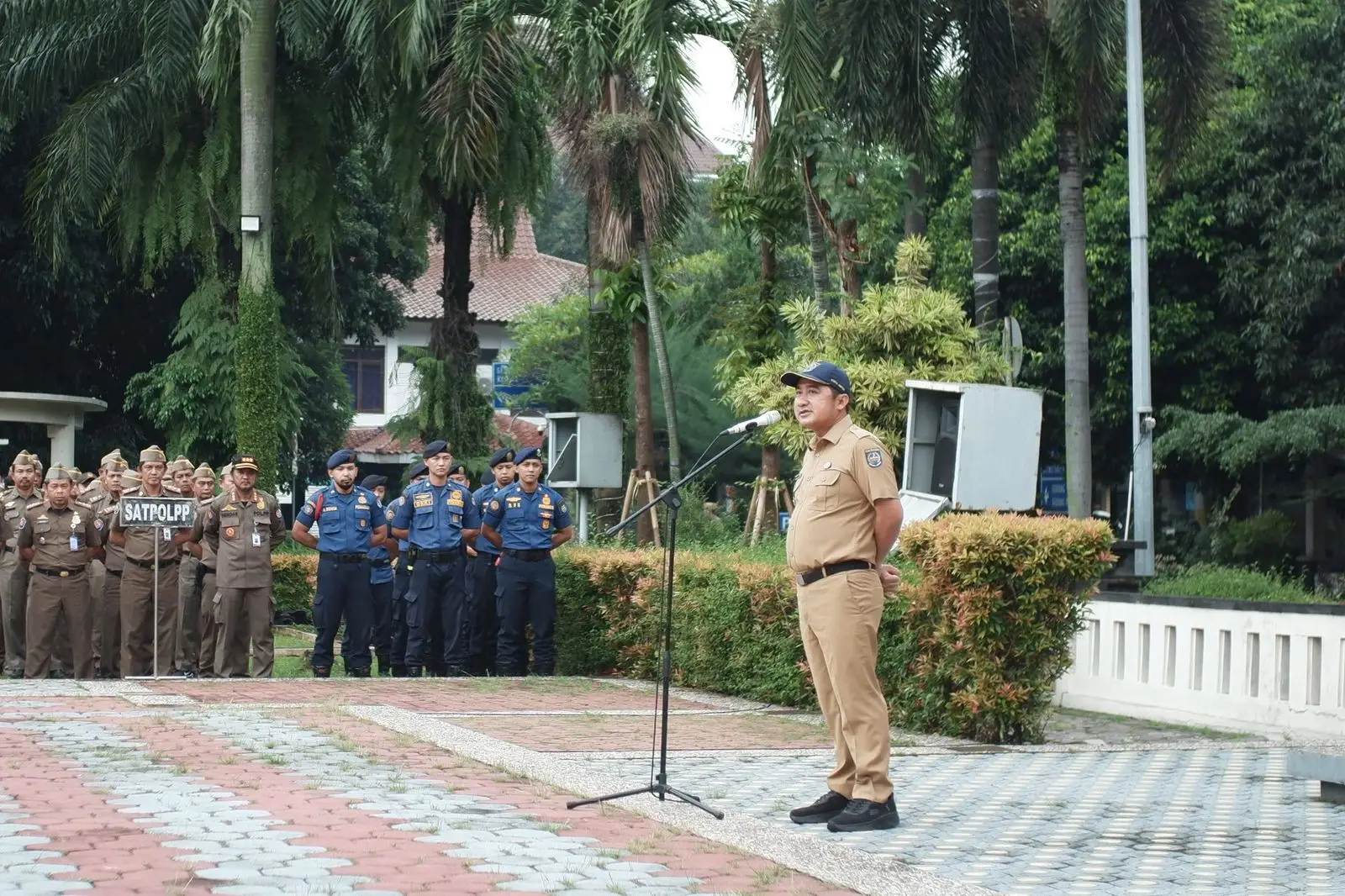 Wakil Wali Kota Depok, Chandra Rahmansyah saat menjadi pembina apel ASN di Halaman Balai Kota. (Istimewa)