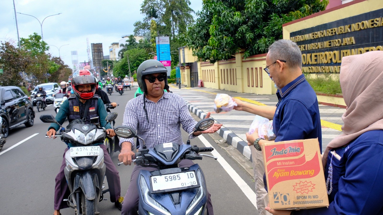 PT Karabha Digdaya membagikan takjil di kawasan Margonda.
