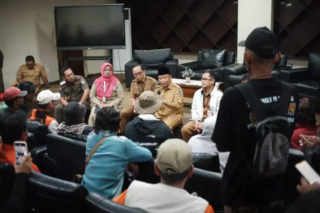 Wali Kota Depok Supian Suri menemui aliansi masyarakat yang memprotes adanya permasalahan soal BPJS Kesehatan.