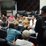 Wali Kota Depok Supian Suri menemui aliansi masyarakat yang memprotes adanya permasalahan soal BPJS Kesehatan.