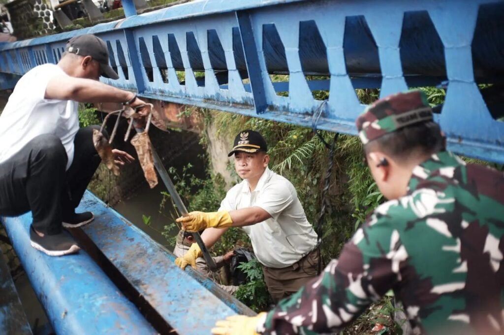 Wali Kota Depok bebersih jalan proklamasi.