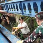 Wali Kota Depok bebersih jalan proklamasi.