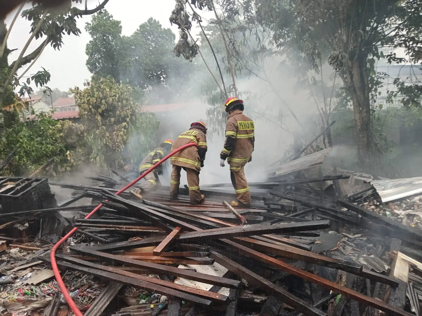 Ilustrasi Damkar Kota Depok memadamkan api.