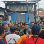 Warga Lenteng Agung memprotes pembongkaran bangunan di kawasan RW 10, oleh aparat TNI.