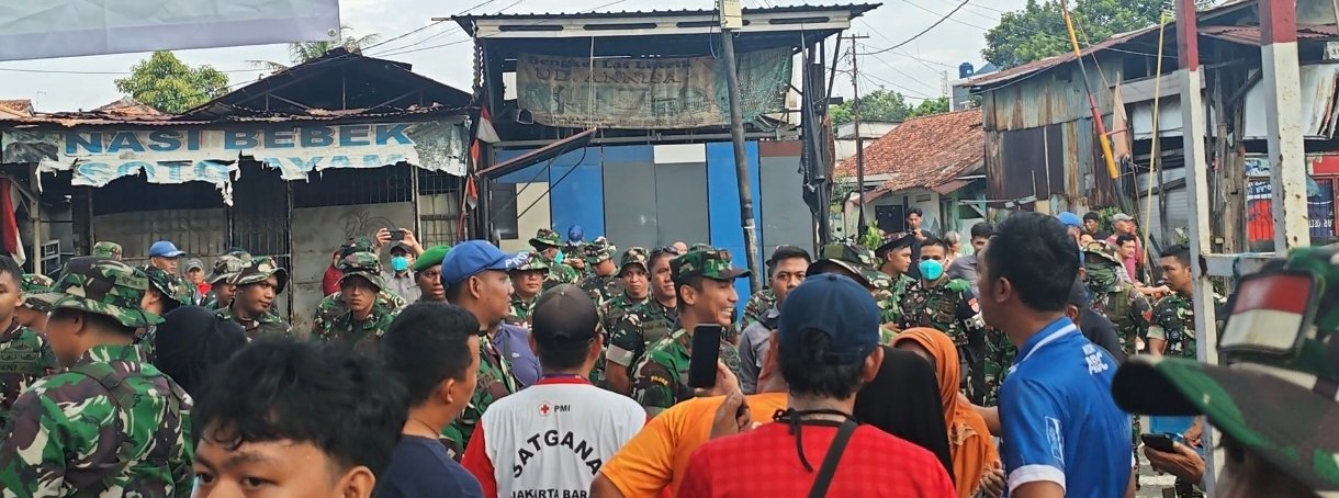 Warga Lenteng Agung memprotes pembongkaran bangunan di kawasan RW 10, oleh aparat TNI.