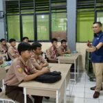 Direktur PT Karabha Digdaya, Yuli Priyanto, memberikan materi di SMKN 1 Depok.