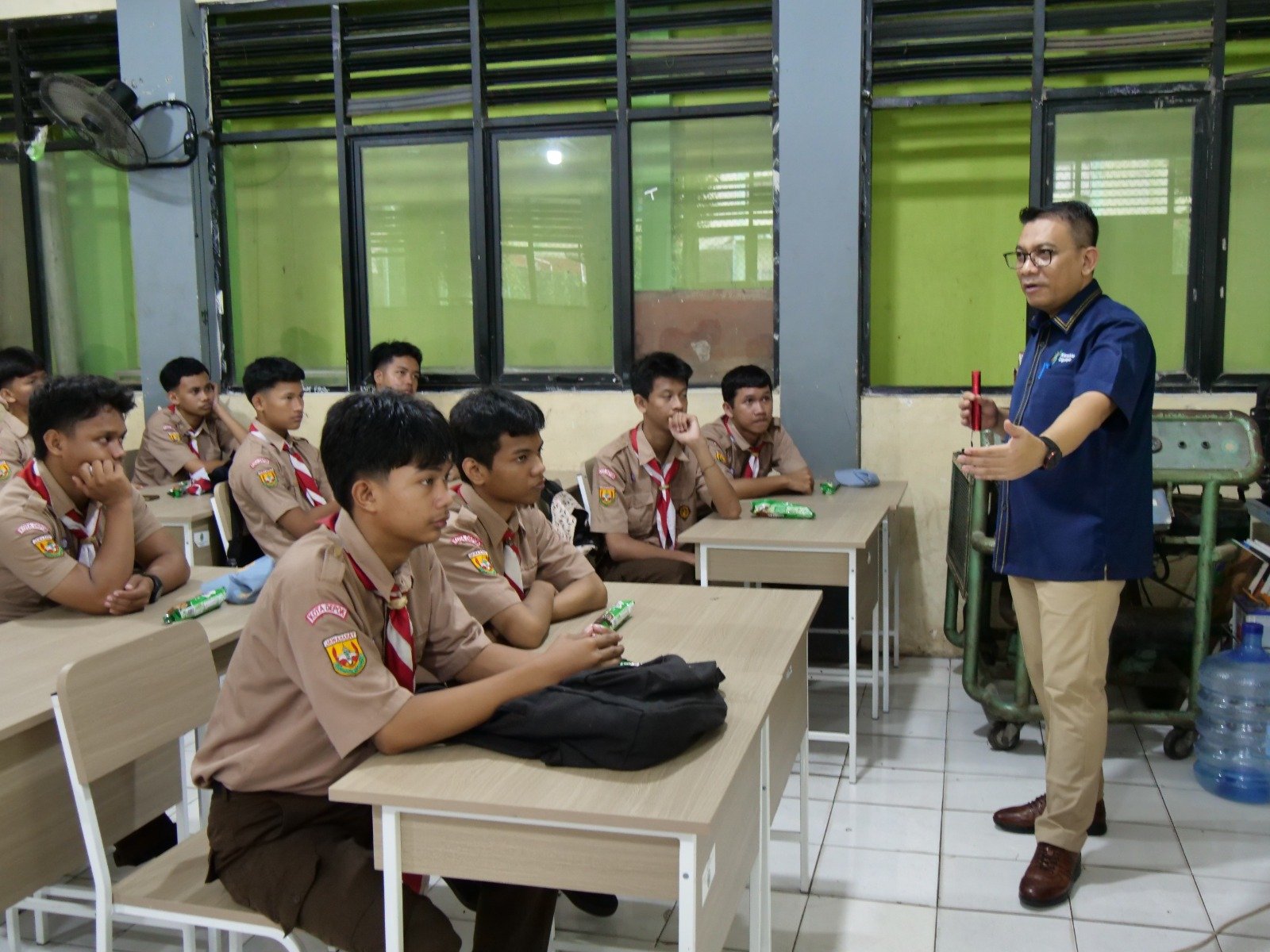 Direktur PT Karabha Digdaya, Yuli Priyanto, memberikan materi di SMKN 1 Depok.
