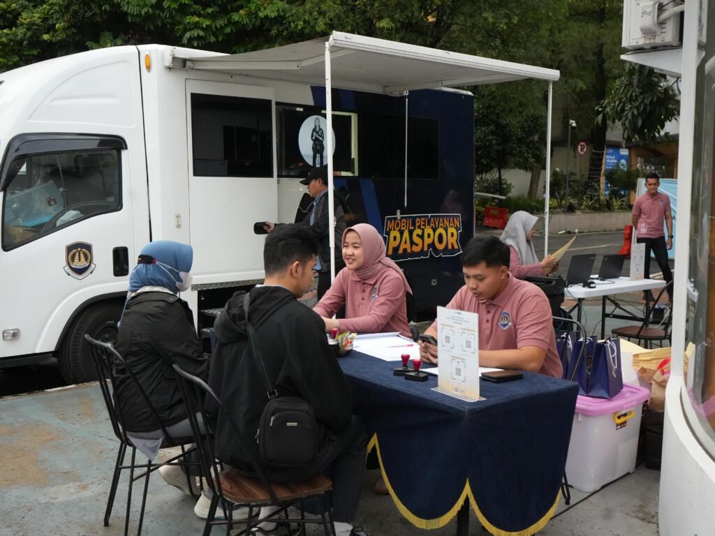 Kantor Imigrasi Depok memberikan pelayanan pembuatan paspor di CFD Depok.