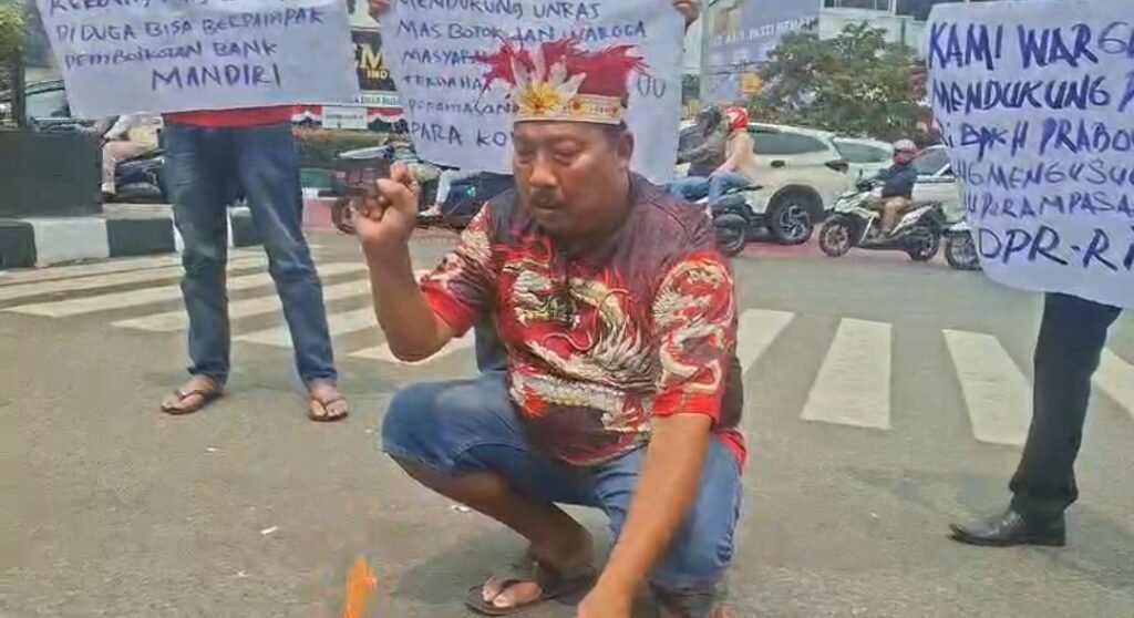 Warga Depok memberikan dukungan kepada aktivis Pati dengan membakar kartu ATM Bank Mandiri (istimewa)